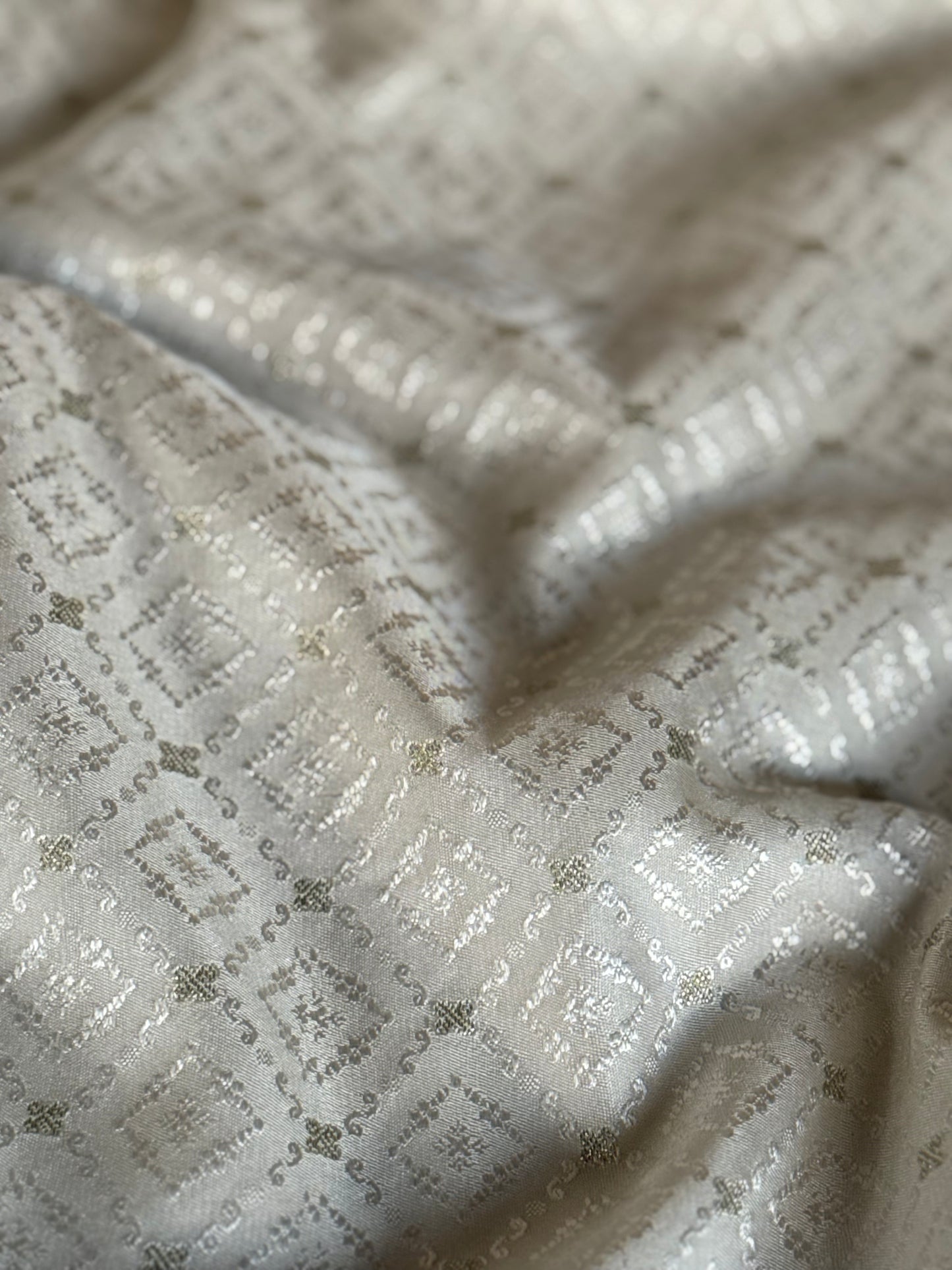 Handwoven Ivory Satin Silk Tanchoi Thaan