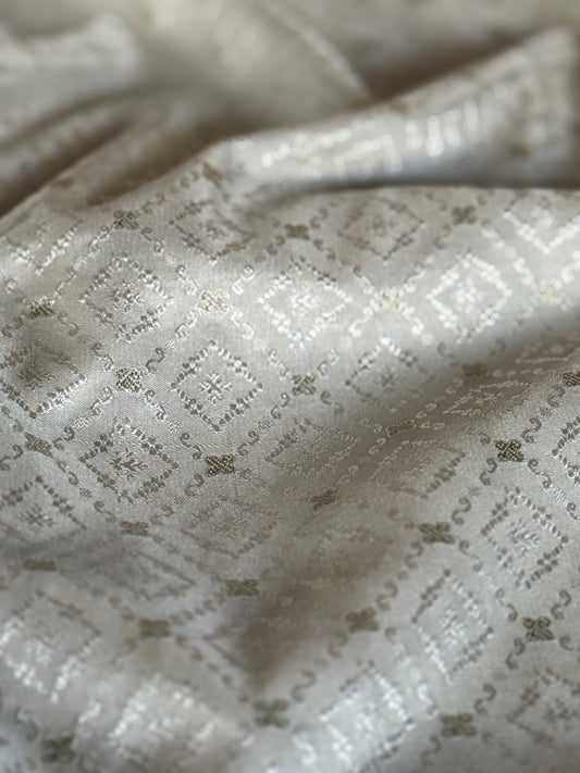 Handwoven Ivory Satin Silk Tanchoi Thaan