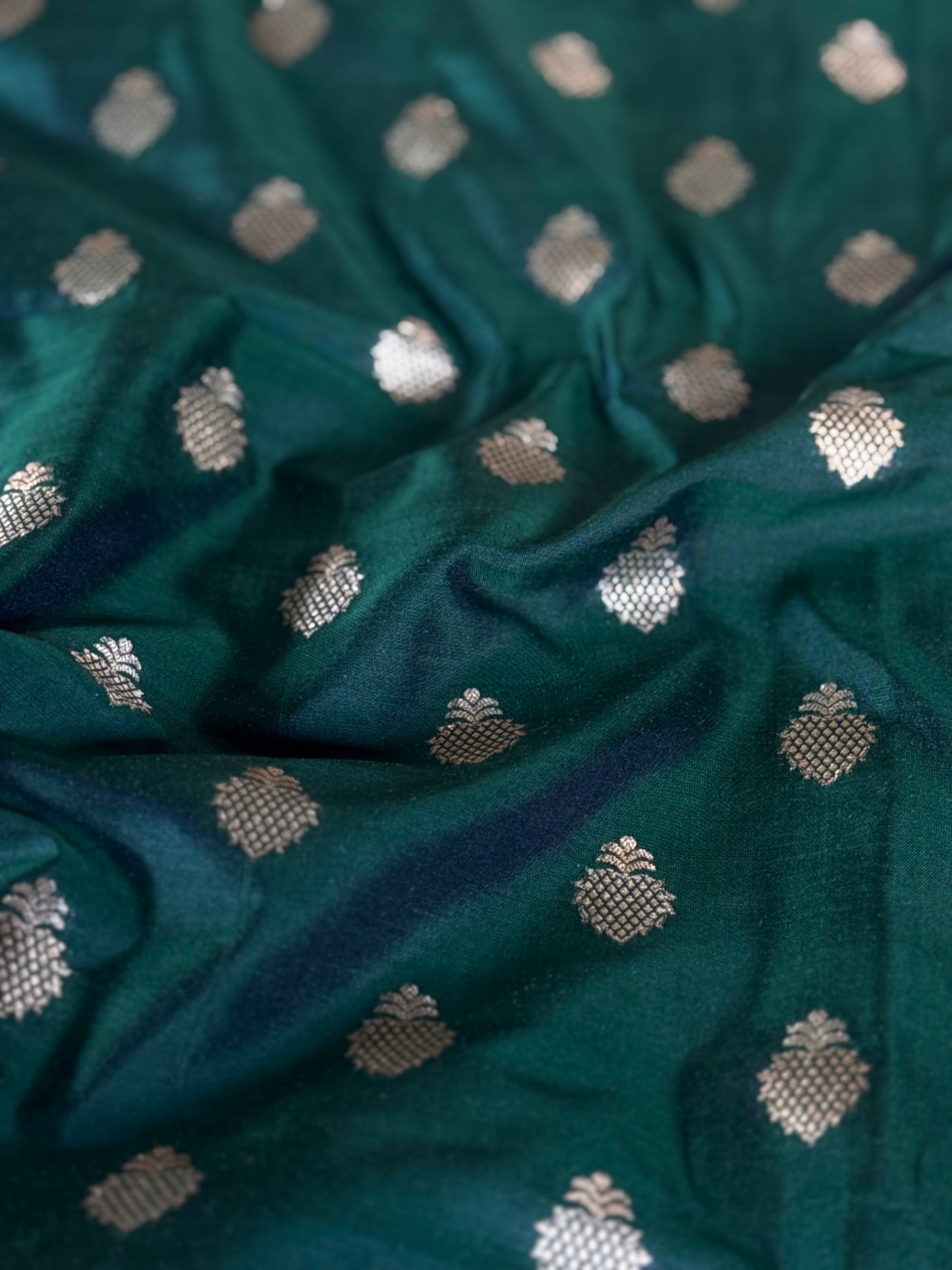Handwoven Bottle Green Shot Colour Silk Kadhwa Pineapple Buta Thaan