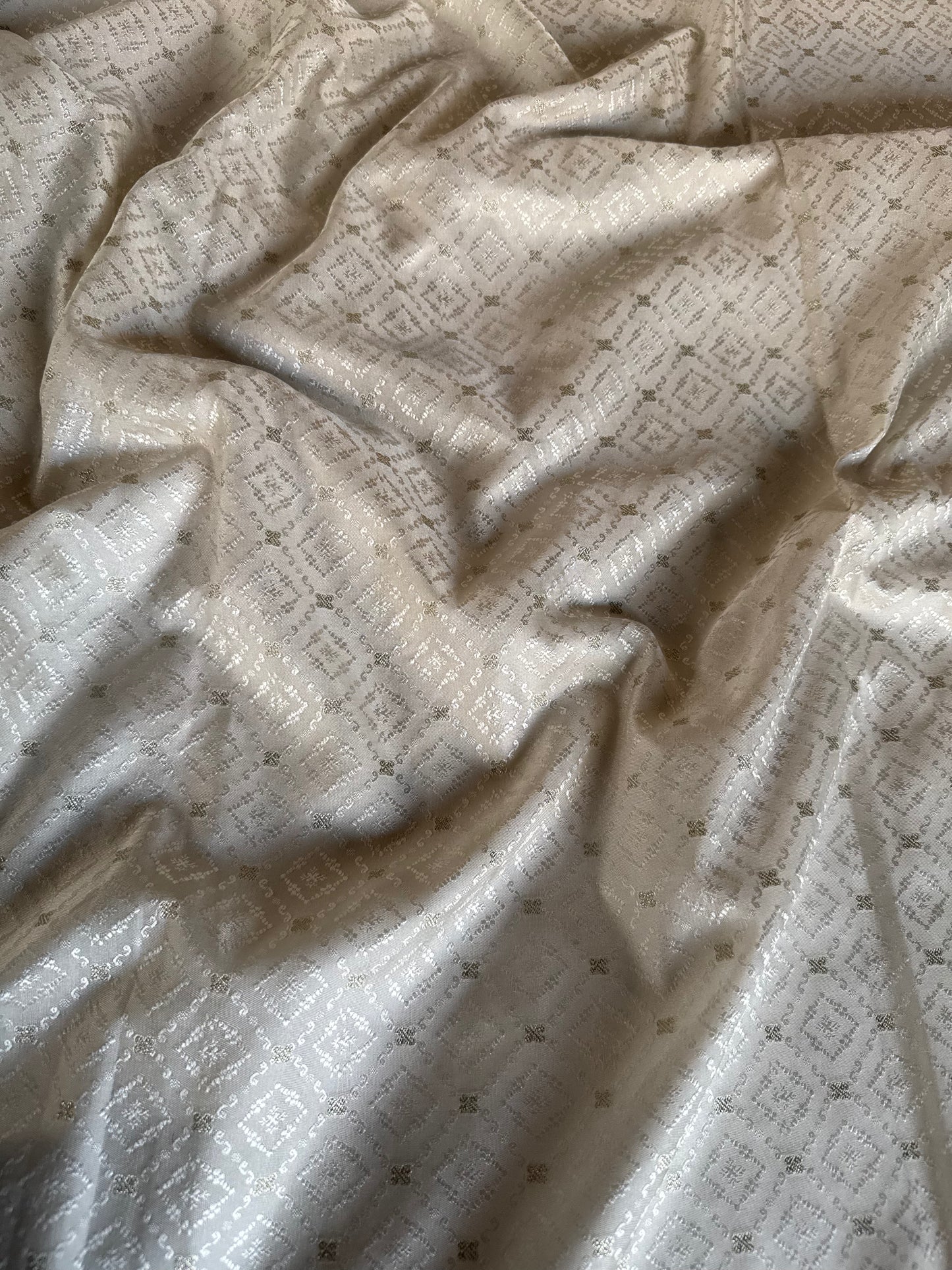 Handwoven Ivory Satin Silk Tanchoi Thaan