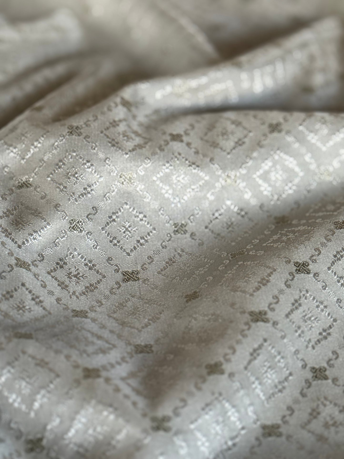 Handwoven Ivory Satin Silk Tanchoi Thaan