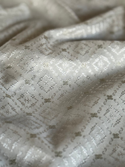 Handwoven Ivory Satin Silk Tanchoi Thaan